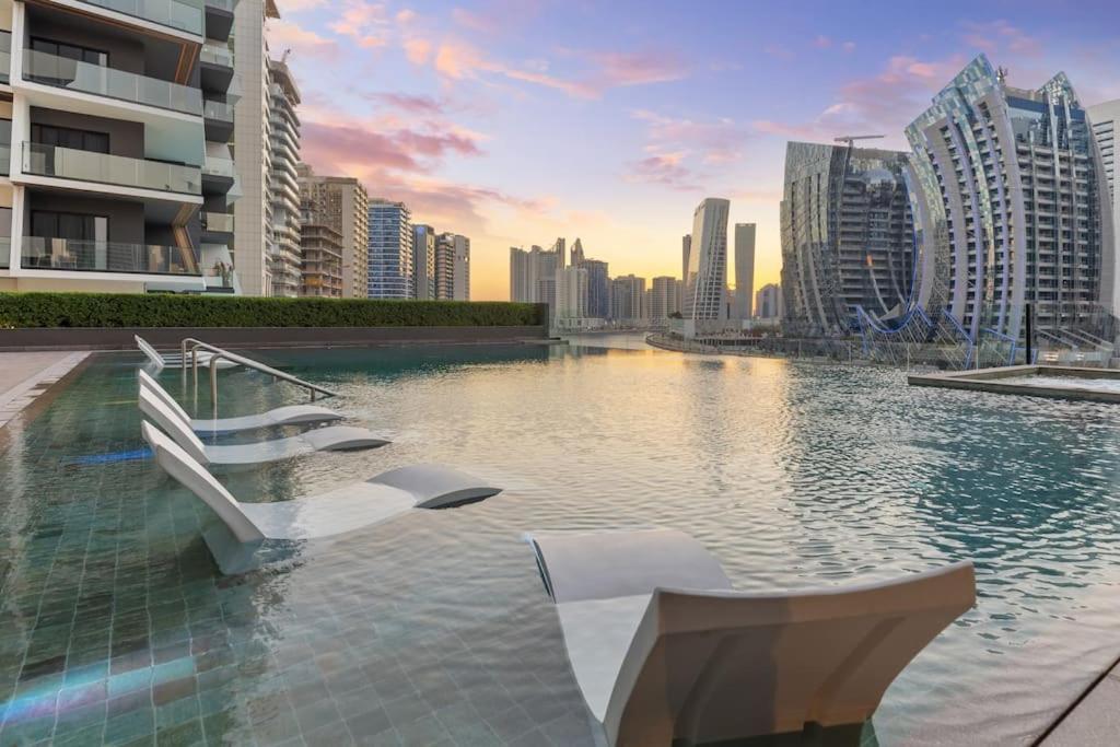 Waves - Elegant Retreat In Business Bay Dubai
