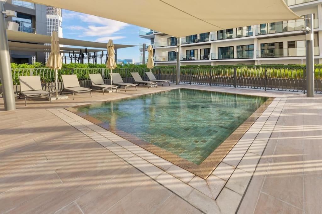 Waves - Elegant Retreat In Business Bay Dubai