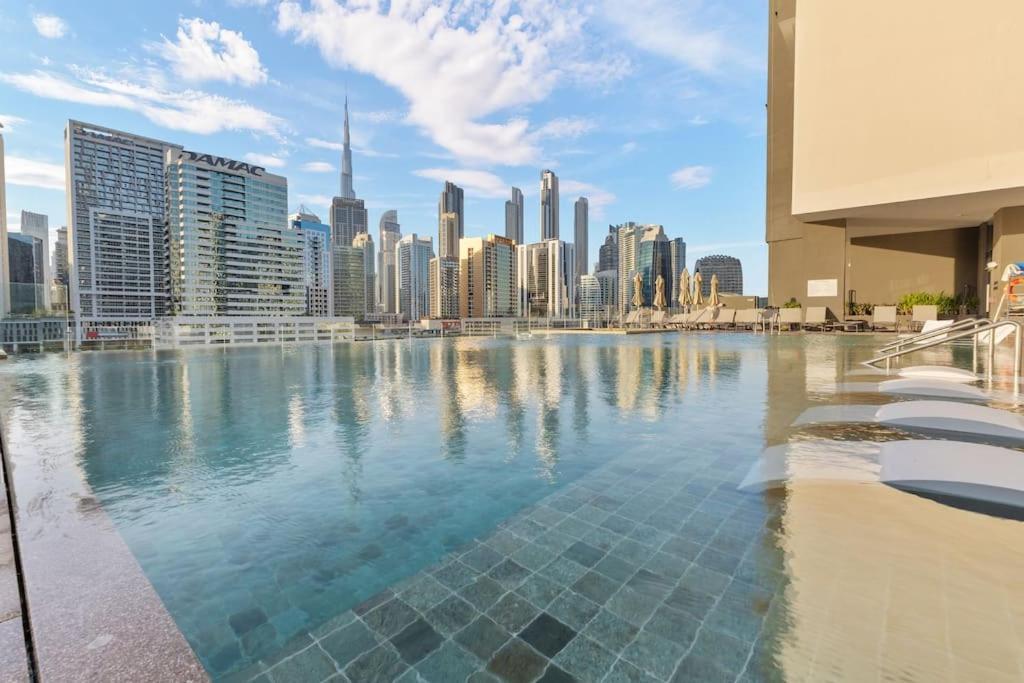 Waves - Elegant Retreat In Business Bay Apartment *