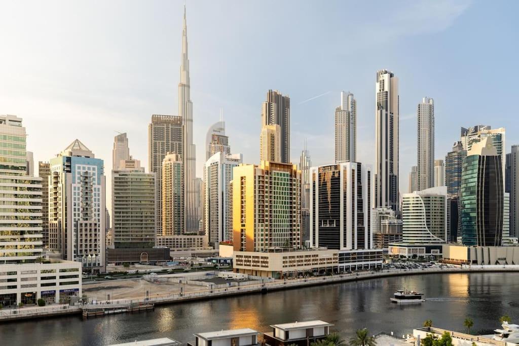 Waves - Elegant Retreat In Business Bay Apartment Dubai